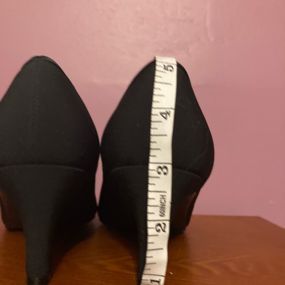Night Life Black Fabric Pumps with Satiny Roses Size 7.5 (Excellent Used) - Picture 6 of 7